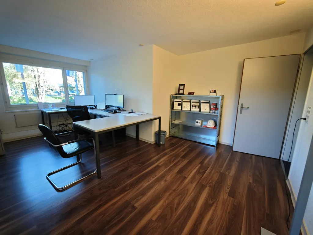 Büro mit Mustern der Gebäudetechnik, Büro der Flurian AG